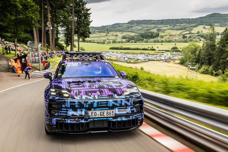 Le futur Porsche Cayenne Electric en action en Angleterre