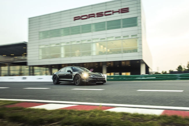 Un prototype Porsche Taycan en tournée