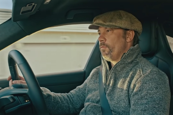 Jay Kay teste le Porsche Taycan Turbo S