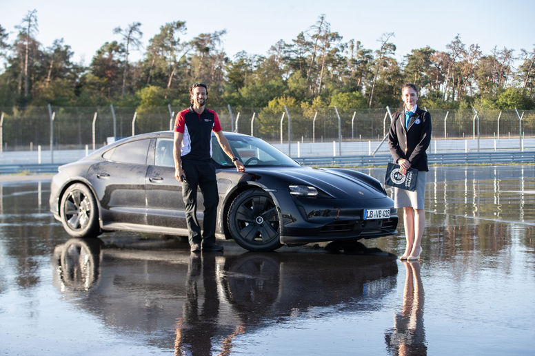 La Porsche Taycan signe un record du monde de drift