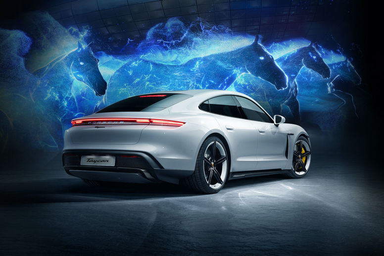 Show spectaculaire pour la présentation du Porsche Taycan en Corée 