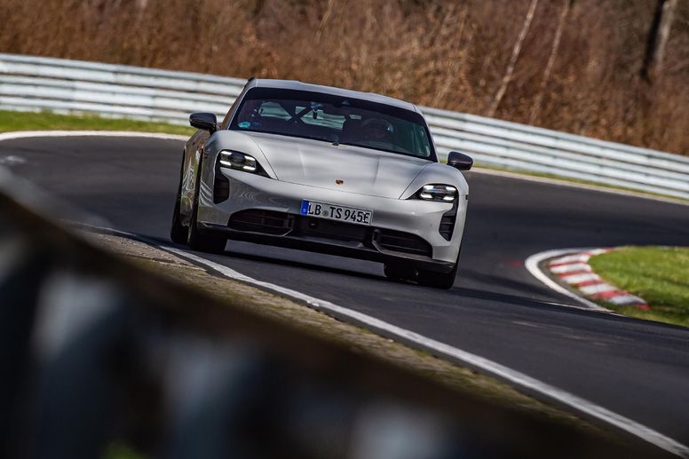 Le Porsche Taycan établit un nouveau record sur le Nürburgring