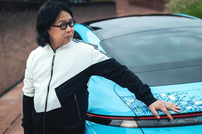 L'artiste Ding Yi crée une œuvre d'art à partir du Porsche Taycan Turbo S