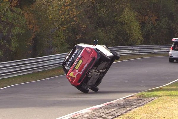 Record : le Nürburgring en Mini… sur deux roues