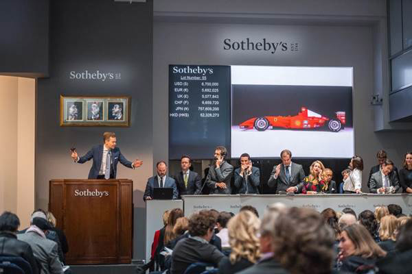 RM Sotheby's : la Ferrari F2001 de Schumacher vendue pour un prix record