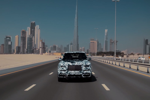 Le Rolls-Royce Cullinan en essais dans le désert de Dubaï