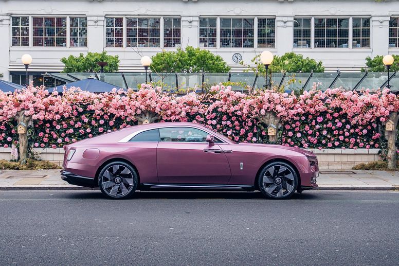 Rolls-Royce célèbre l'art floral à Chelsea avec une Spectre personnalisée