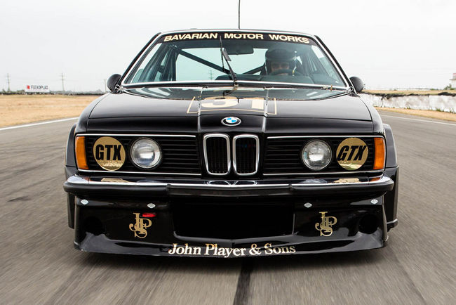 Une rare BMW 635 CSi en piste à Silverstone Classic