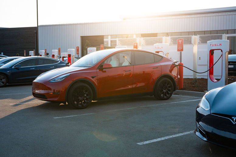 Superchargeurs Tesla : bientôt accessibles à tous ?