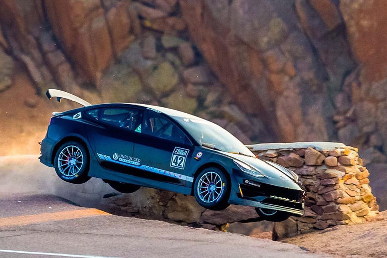 Spectaculaire sortie de piste d'une Tesla Model 3 à Pikes Peak