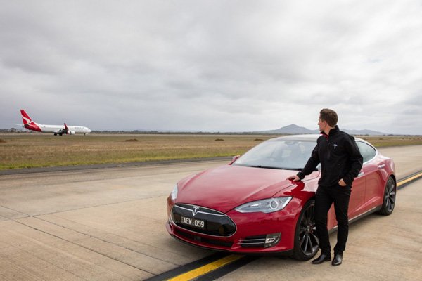 Race : Tesla Model S P90D vs Boeing 737