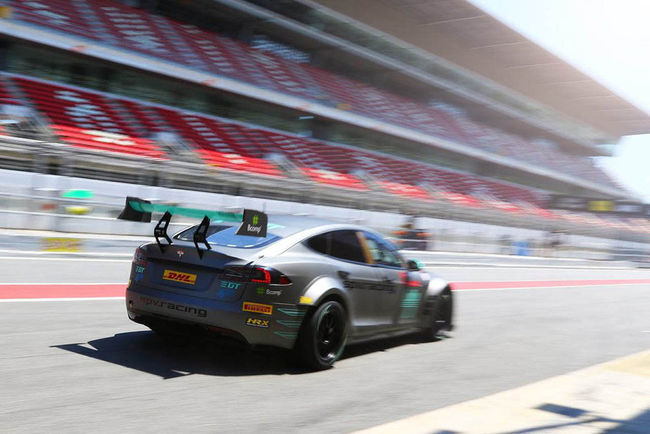 La Tesla Model S de course en piste à Barcelone