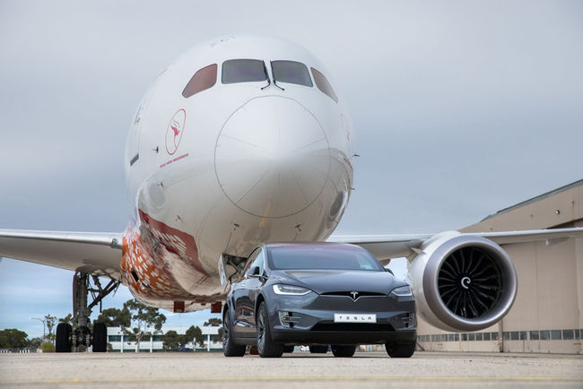 Record : une Tesla Model X tracte un Boeing 787