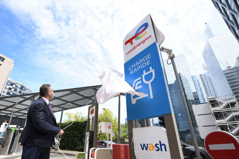 TotalEnergies ouvre sa première station-service dédiée à la recharge de voitures électriques.
