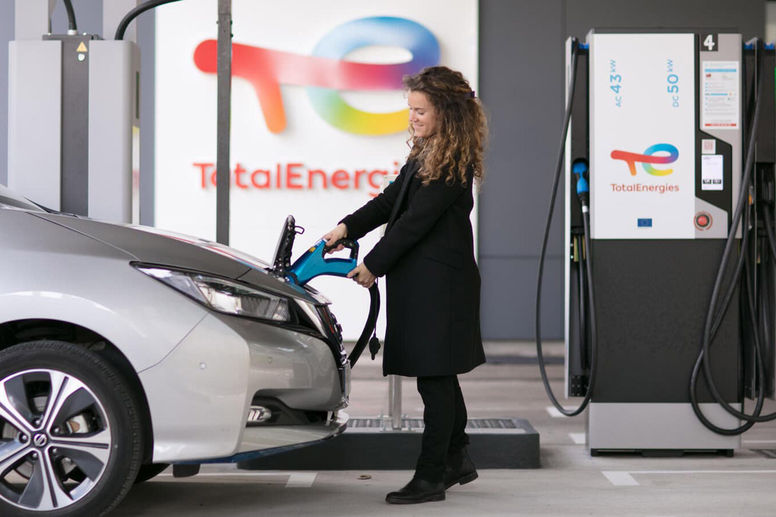 TotalEnergies va équiper ses stations-service de bornes de recharge rapide