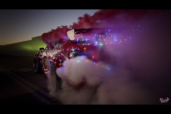 Le Père Noël s'offre une séance de drift avec Ryan Tuerck