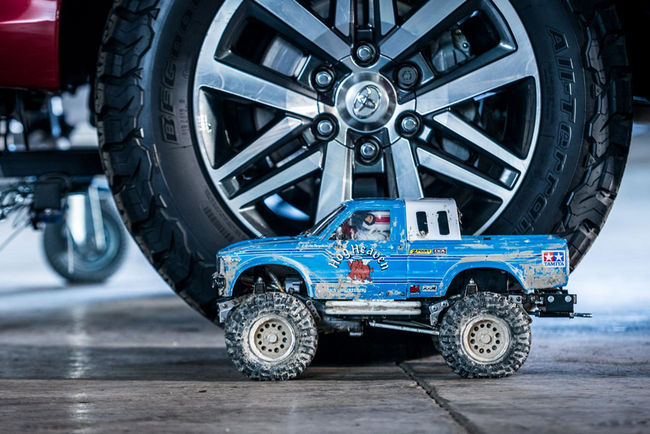 Insolite : des véhicules RC tractent le Toyota Hilux