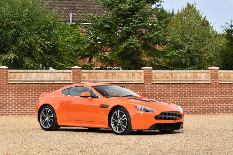 Une collection de huit modèles Aston Martin orange présentée aux enchères