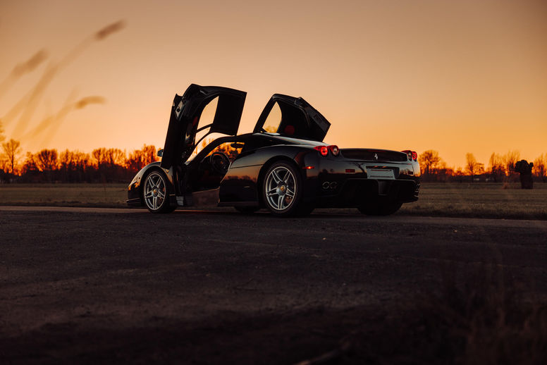 Une Ferrari Enzo s'illustre lors de la vente Bonhams de Paris