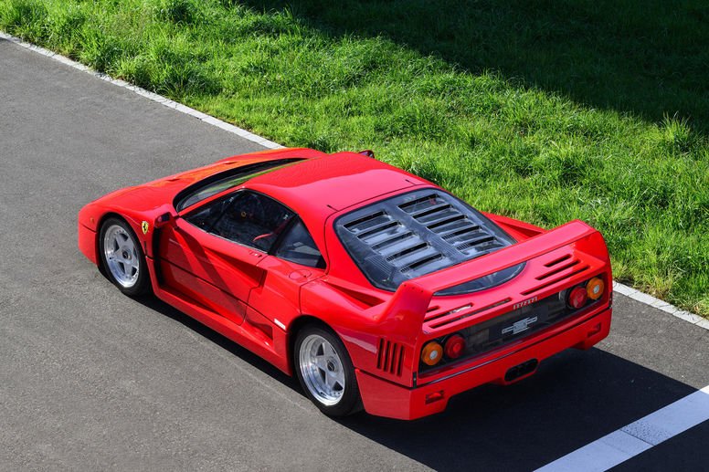 Une Ferrari F40 s'illustre lors de la vente Bonhams de Gstaad