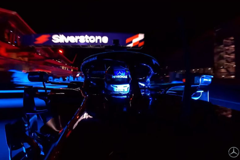 Une Formule 1 lancée à pleine vitesse dans la nuit à Silverstone