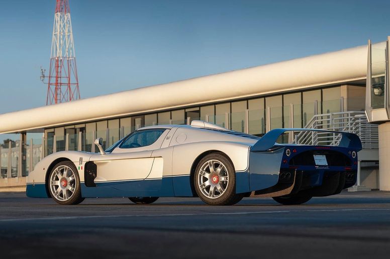 Une Maserati MC12 s'illustre chez Broad Arrow Auctions à Monterey