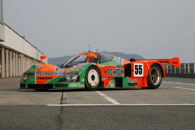 Une Mazda 767B de 1989 reprend la piste