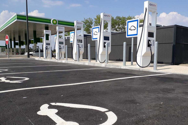 Vinci Autoroutes accélère le déploiement de bornes de recharge sur ses aires