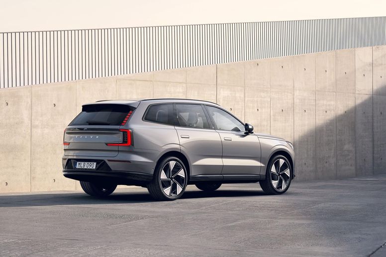 Volvo présente son premier modèle purement électrique : le SUV EX90 