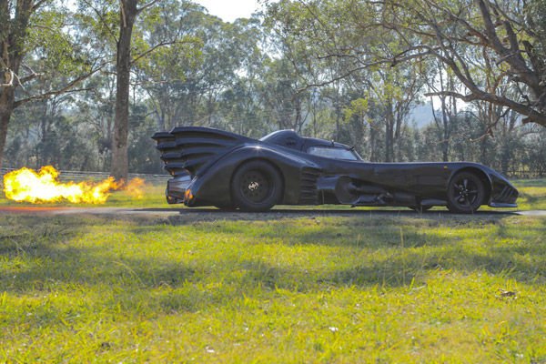Zac et sa réplique de Batmobile sur les routes australiennes