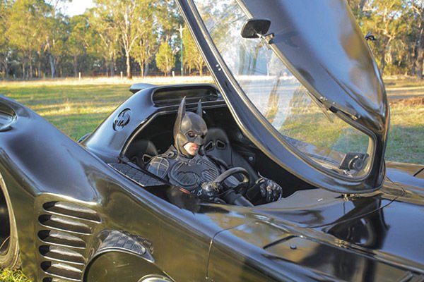 Un sosie de Batman tué… en voulant réparer sa Batmobile sur le bord d'une  route