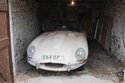 Une Jaguar Type E remisée dans un garage