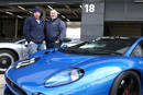 Justin et Don Law aux côtés de la Jaguar XJ220