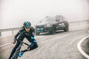 Chris Froome et le Jaguar F-Pace