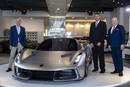Russell Carr, Phil Popham et Karl Hamer posent aux côtés de la Lotus Evija