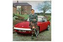 Jim Clark posant avec sa Lotus Elan