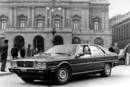 Le ténor italien Luciano Pavarotti en Maserati Quattroporte 