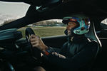 Daniel Ricciardo en piste avec la McLaren Artura