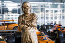 Statue de Bruce Mclaren au McLaren Technology Centre de Woking