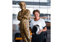 Amanda McLaren et la statue représentant son père Bruce McLaren