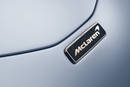 Badge en or blanc 18 carats et en carbone de la McLaren Speedtail