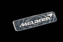 Badge en or blanc 18 carats et en carbone de la McLaren Speedtail