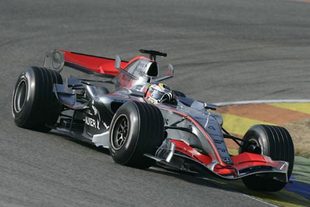 McLaren Mercedes vire au rouge