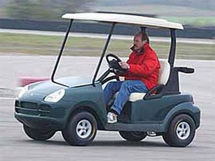 Demi Porsche Cayenne sur le green