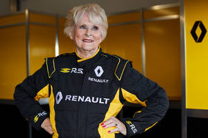 A 79 ans, elle pilote la Formule 1 R.S.17
