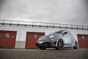 Abarth 695 Biposto : de la piste à la route