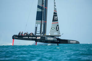 Land Rover au départ de l'America's Cup