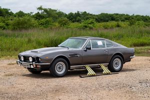 Une Aston Martin V8 ex-James Bond proposée aux enchères