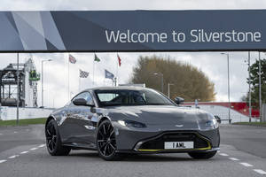Aston Martin prend ses quartiers à Silverstone