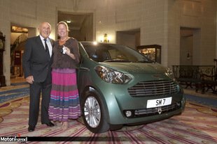 Miss Moss en Aston Martin Cygnet